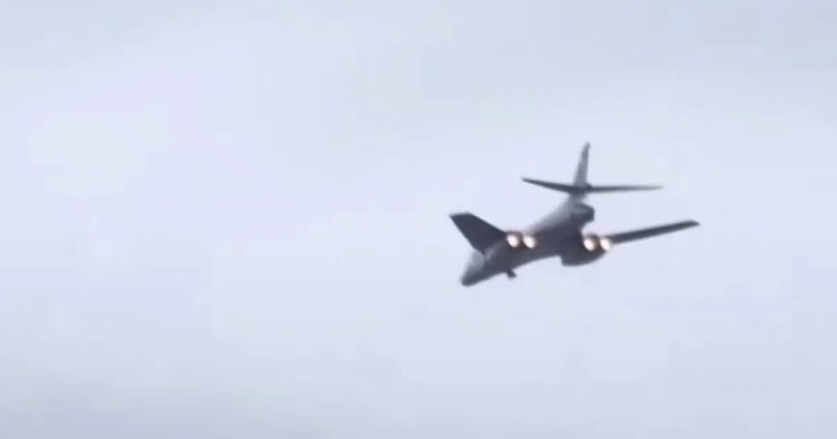 Ши Жиньпин АНУ-д төрийн айлчлалаа эхлүүлж, Трамп нисэх буудал дээр өөр — Эх сурвалж: thegatewaypundit.com (https://www.thegatewaypundit.com/2026/09/watch-trump-buzzes-b-1-bombers-xi-jinping/)
