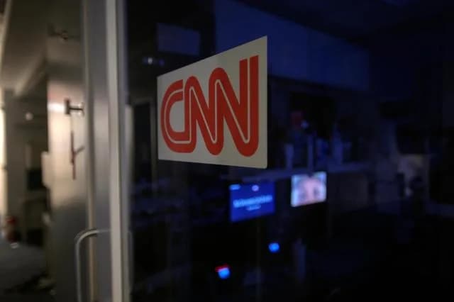 Цагаан ордон CNN, MS NOW, Politico-г хасмагц телевизийн пул дуугүй бол — Эх сурвалж: bostonherald.com (https://www.bostonherald.com/2026/09/28/trump-media-standoff/)