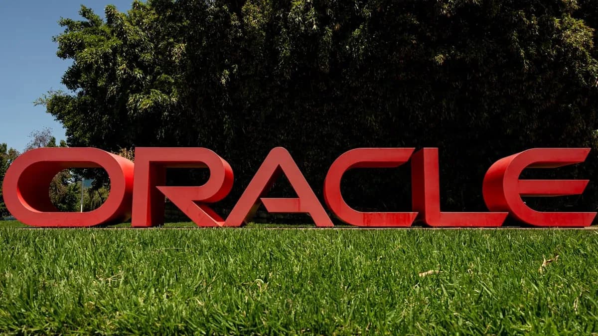 Oracle-ийн хувьцаа буурч, Нью-Мексик дэх дата төвийн төслийн эрсдэлийн — Эх сурвалж: finance.yahoo.com (https://finance.yahoo.com/technology/ai/articles/oracle-expands-2026-layoff-plan-132318715.html)