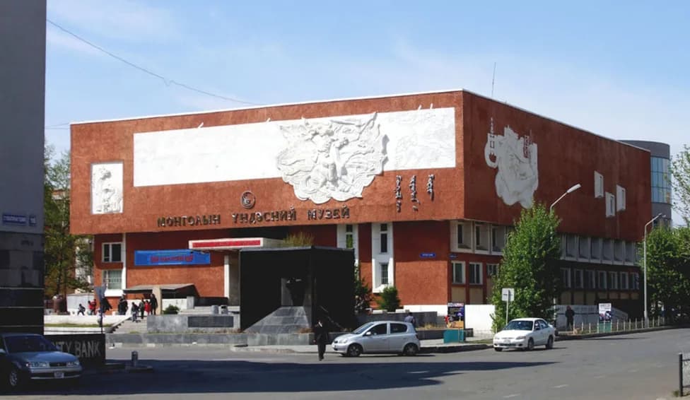 Монголын үндэсний музейн урд талбайд өнөөдөр улс төр, нийгмийн хэд хэд — Эх сурвалж: ikon.mn (https://ikon.mn/n/pre)