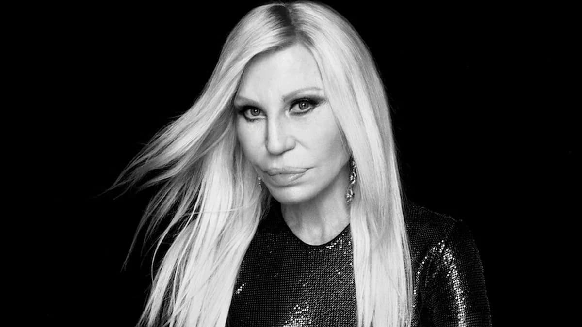 "Versace" загварын ордноос тэтгэвэрт гарсан Д.Версаче залуусын загвары — Эх сурвалж: yahoo.com (https://www.yahoo.com/entertainment/celebrity/articles/2026s-most-unlikely-pairing-donatella-163428086.html)