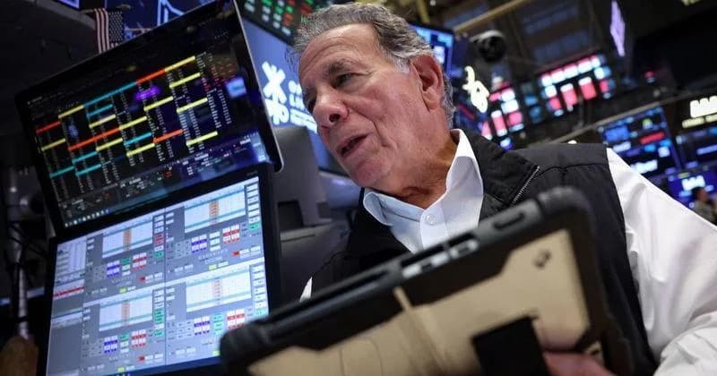 NYSE арилжааны танхим — S&P 500-ийн дотоод хөдөлгөөний гажуудал — Эх сурвалж: Galveston Daily News / Reuters (https://www.galvnews.com/news_reuters/business/traders-work-on-the-floor-of-the-nyse-in-new-york/image_4162b497-9577-52c6-be73-2c8eda650288.html)