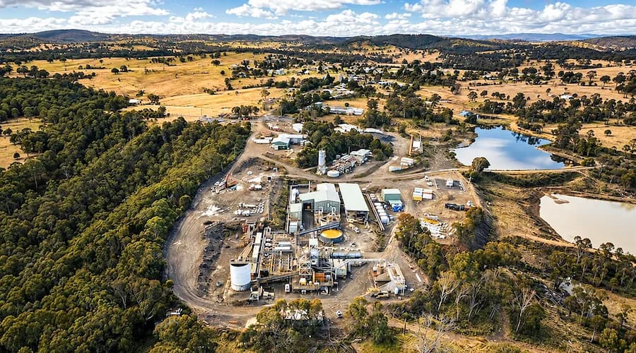Larvotto Resources Hillgrove уурхайд анхны алт, сурьмын баяжмалаа гарг — Эх сурвалж: mining.com (https://www.mining.com/larvotto-begins-gold-antimony-production-at-hillgrove/)