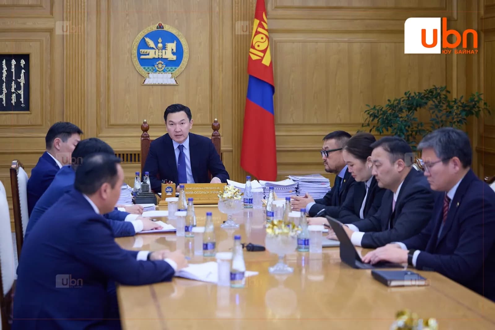 Prime Minister N. Uchral holds a meeting on the Nomrog fire. Image: UBN