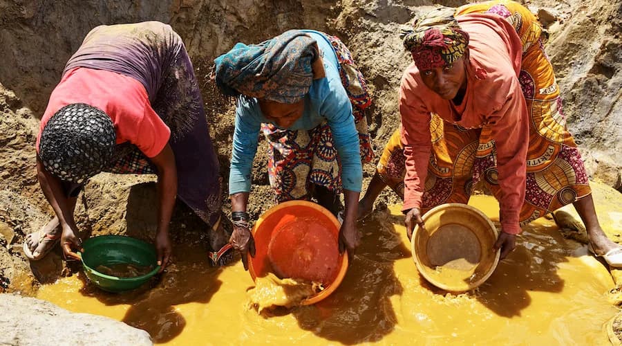 Бичил уурхайд алт угааж буй эмэгтэйчүүд. Зураг: Mining.com