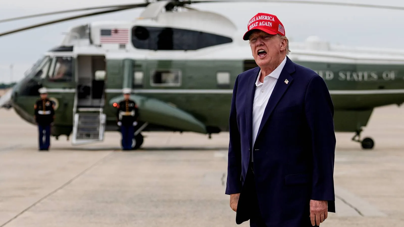 Дональд Трамп Marine One нисдэг тэрэгний дэргэд зогсож буй нь. Зураг: Military.com