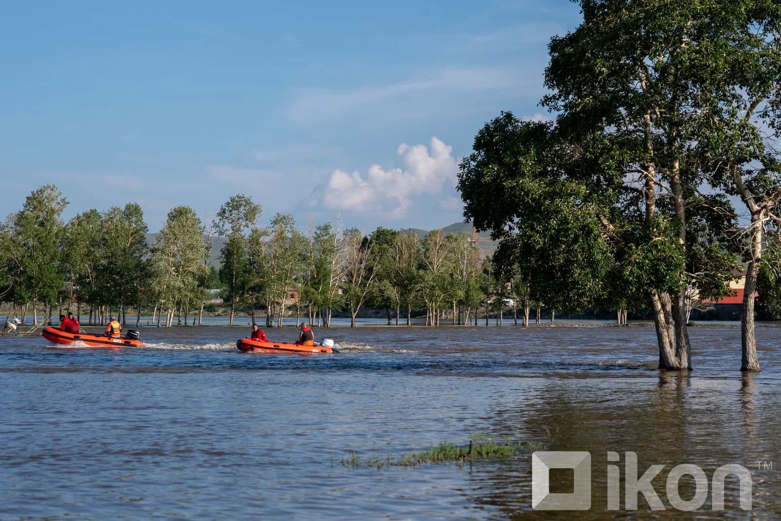 Үерийн усан дээр завиар эргүүл хийж буй онцгой байдлын алба хаагчид. Зураг: ikon.mn