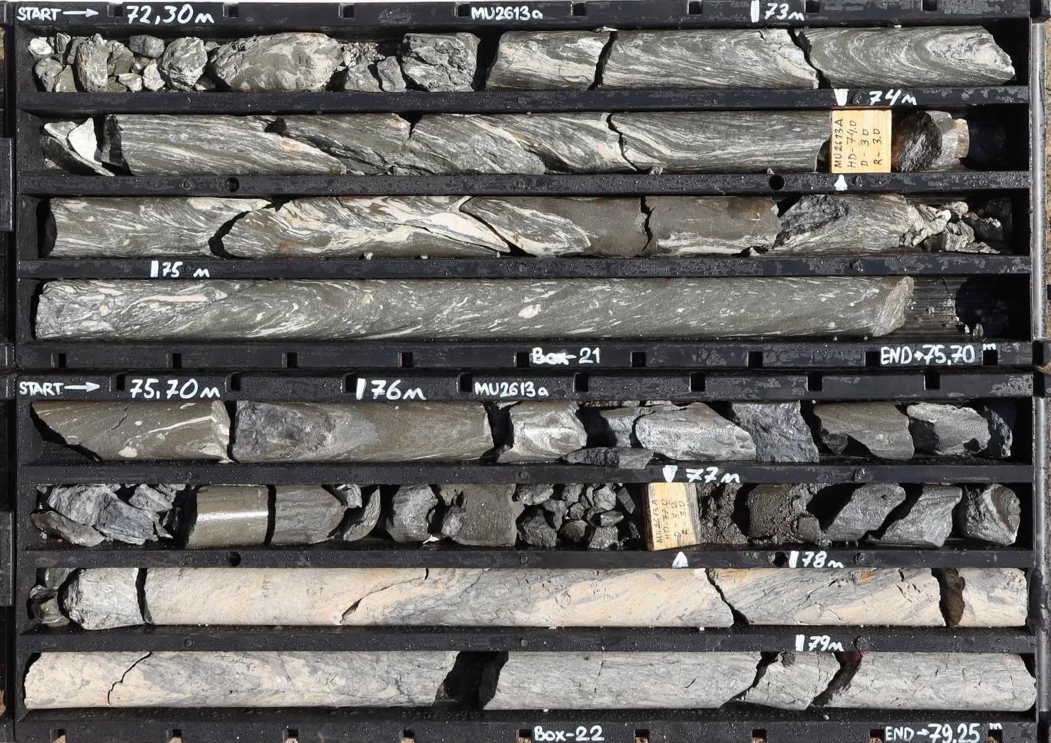 Azzuro Resources-ийн Ред Хилл (Баруун өмнөд Монгол) төслийн MU2613A өрмийн цөмийн дээж — Box-21, Box-22 (72.3–79.25 м), хагас массиваас массивын зэсийн сульфидын бүс