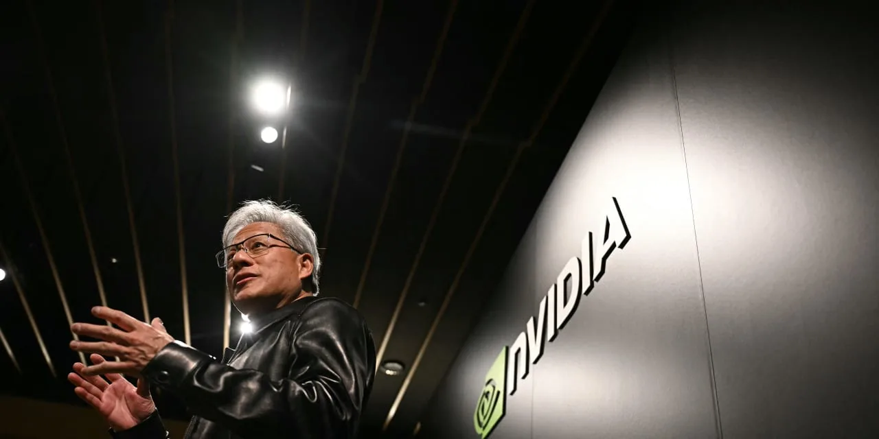 Nvidia-ийн лого бүхий ханын өмнө үг хэлж буй Женсен Хуан. Зураг: MarketWatch