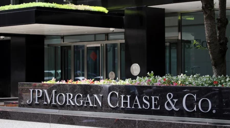 JPMorgan Chase & Co.-гийн төв байрны нэрийн хаяг. Зураг: Mining.com
