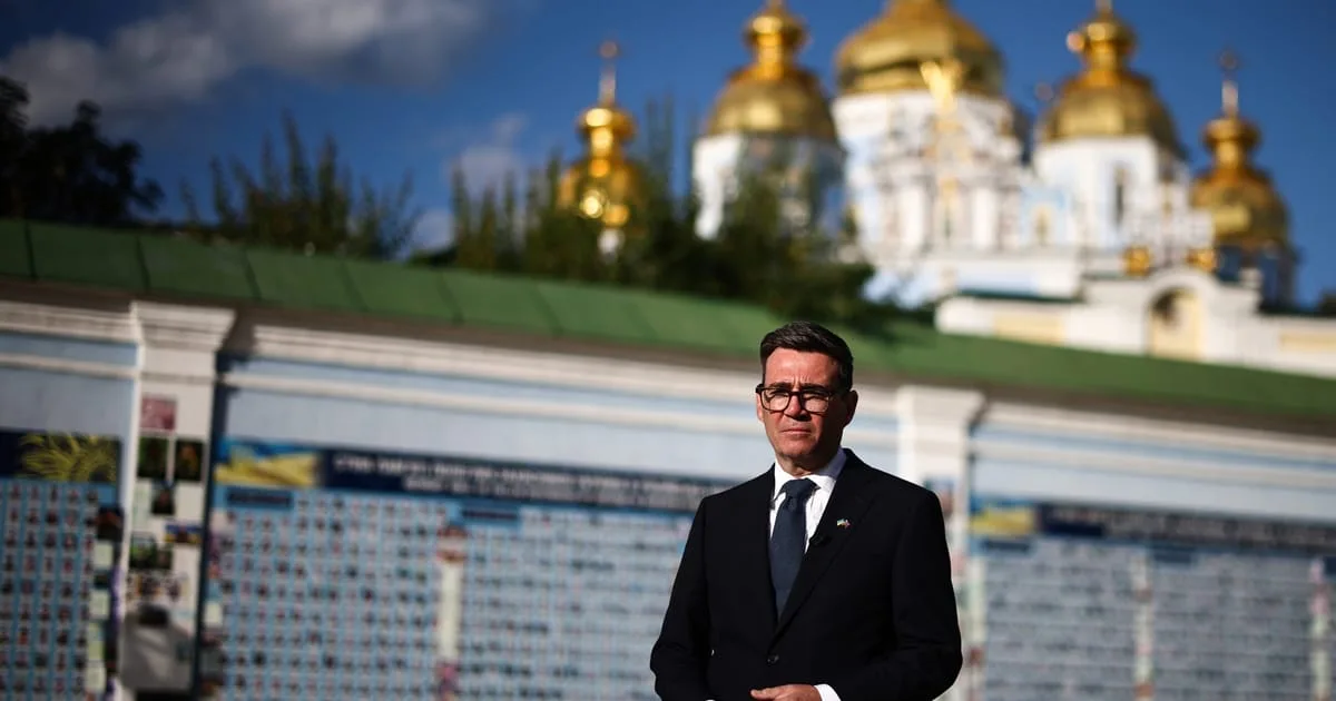Киев дэх Гэгээн Михаилын алтан бөмбөгөр хийдийн өмнө зогсож буй улс төрч. Зураг: POLITICO.eu