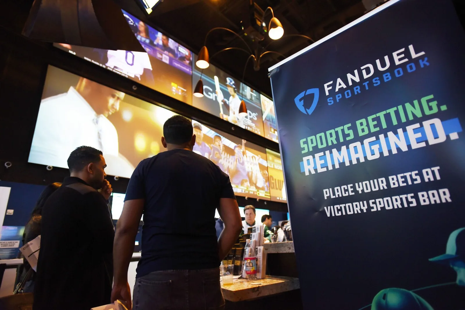 FanDuel спортын бооцооны танхимд байгаа хүмүүс. Зураг: The Big Lead