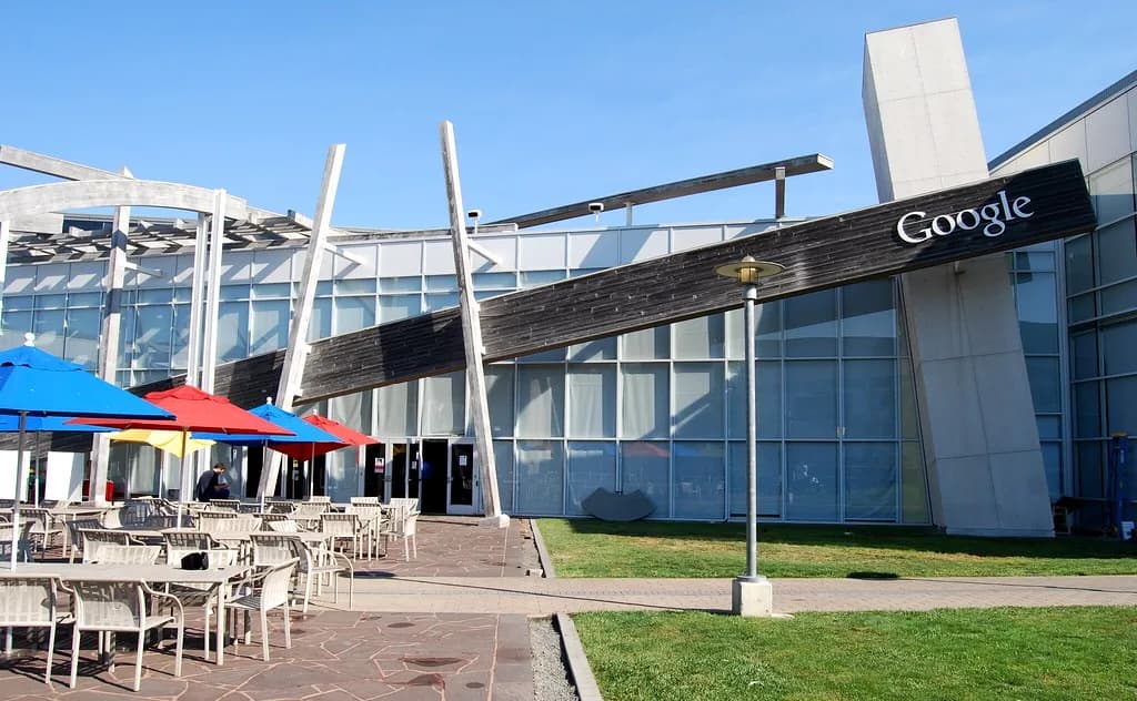 Google-ийн Калифорни дахь Googleplex төв байрны гадна тал