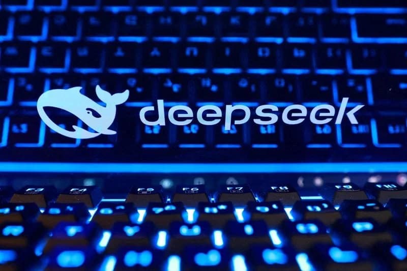 Гэрэлтсэн гарны дээр харагдах DeepSeek-ийн лого
