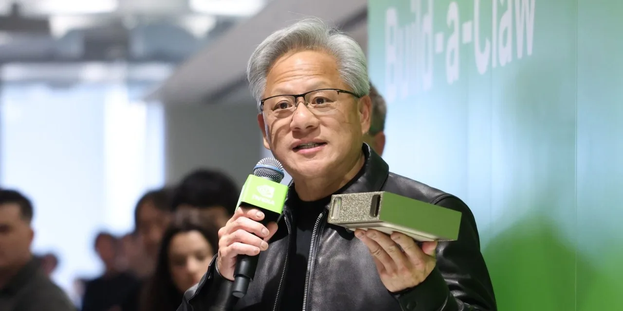 Nvidia-ийн гүйцэтгэх захирал Женсен Хуан микрофон барин үг хэлж буй нь. Зураг: WSJ