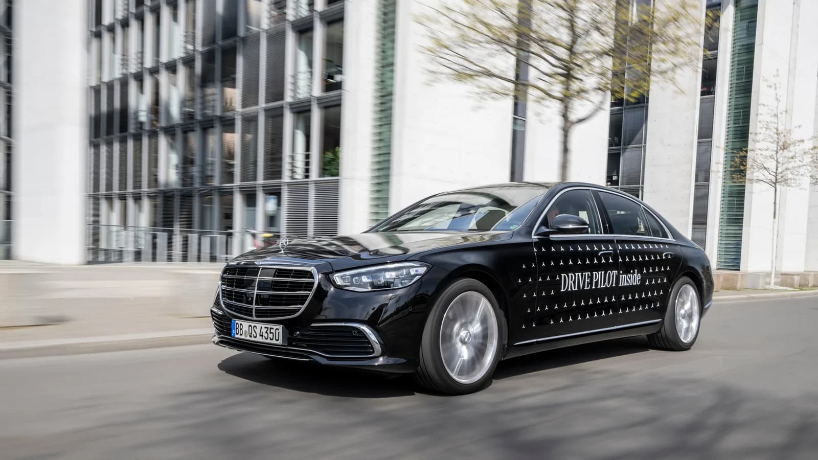 Feds want robotaxis to signal ‘I’m driving’ with cyan-colored lights