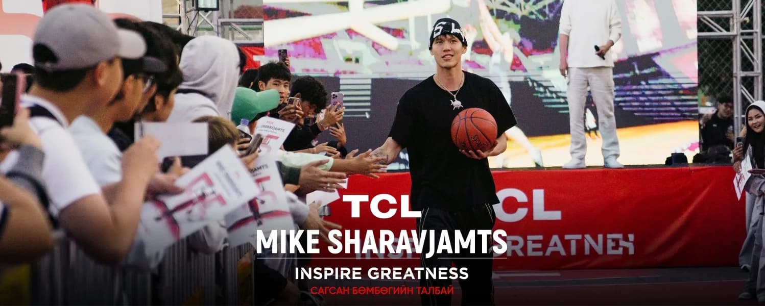 TCL Inspire Greatness сагсан бөмбөгийн талбайн нээлтэд Майк Шаравжамц хүүхдүүдтэй уулзаж буй нь. Зураг: ikon.mn