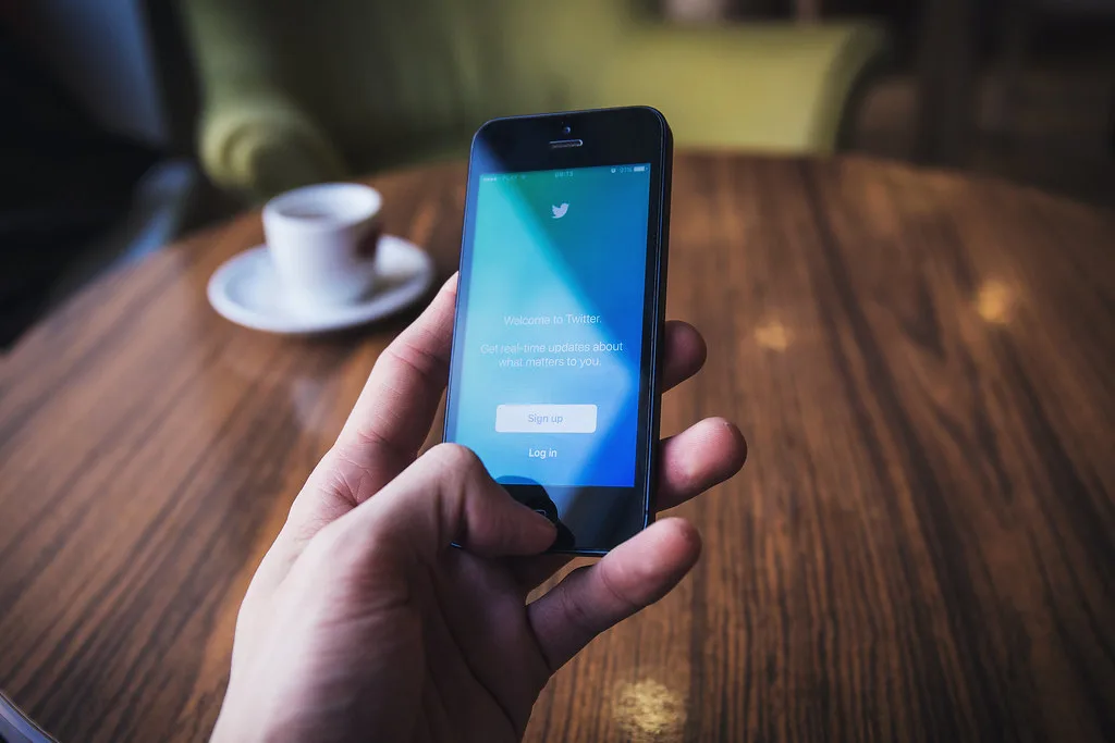 Утсан дээрх Twitter аппын нээлтийн дэлгэц