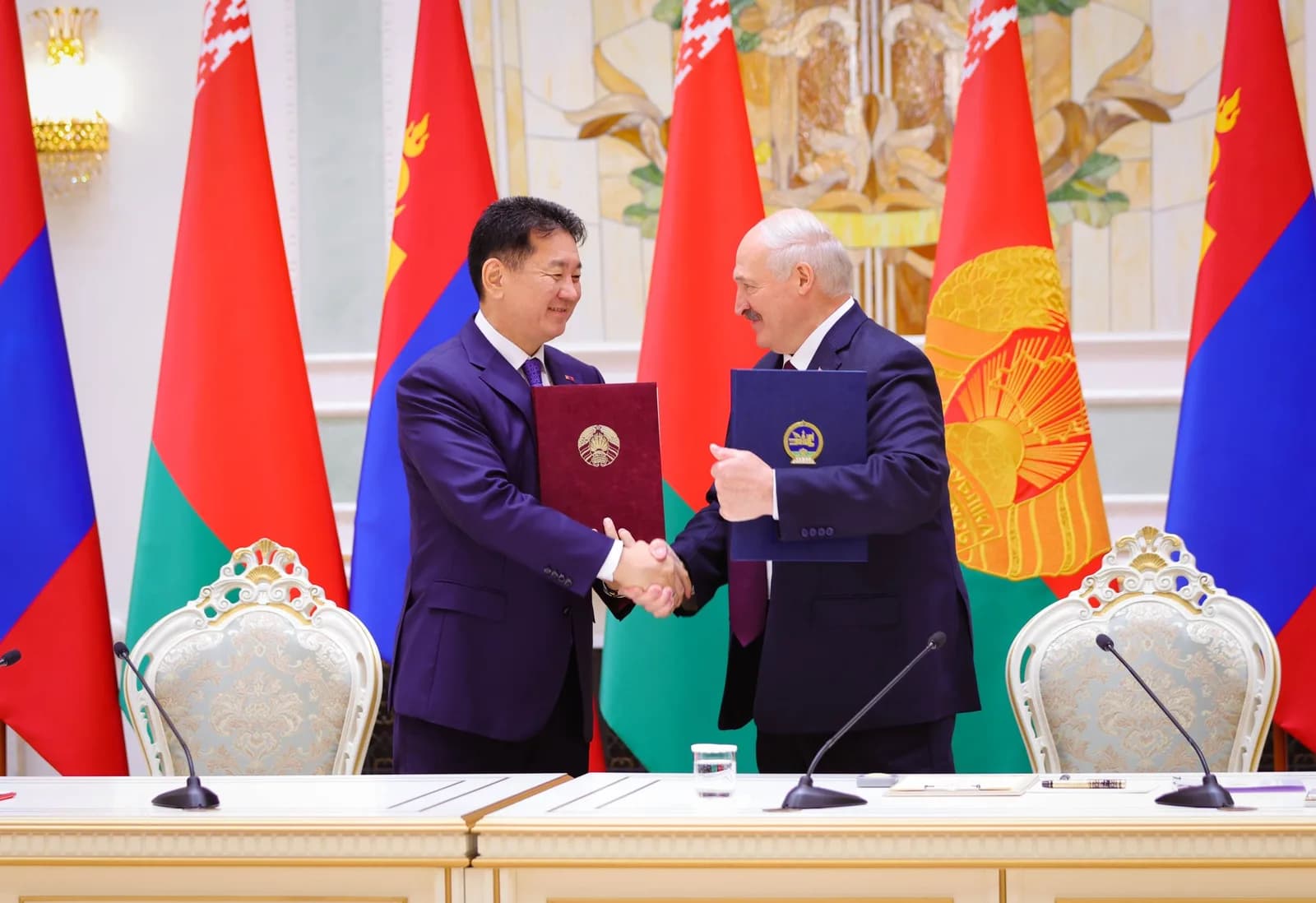 President U. Khurelsukh and Belarusian President Alexander Lukashenko exchange documents. Image: Ministry of Foreign Affairs of Mongolia