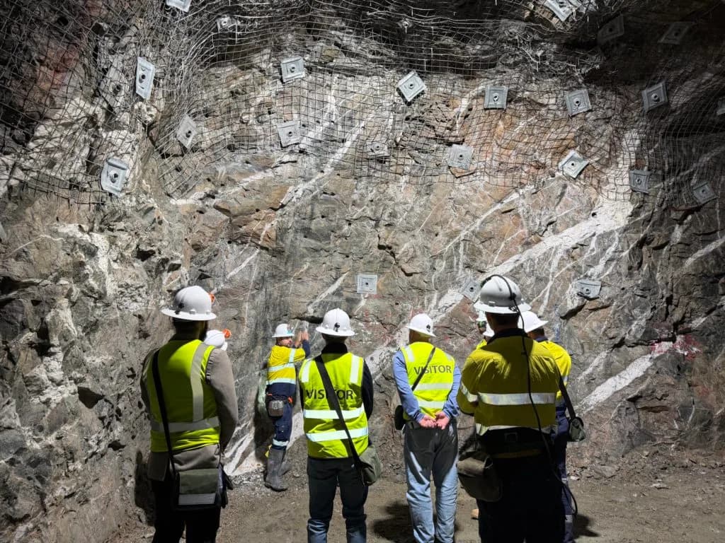 KCGM-ийн далд уурхайд яваа Northern Star-ийн ажилтнууд. Зураг: Mining.com