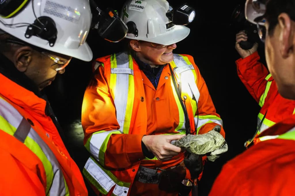 Windfall төслийн далд уурхайд хүдрийн дээж шалгаж буй ажилчид. Зураг: Mining.com
