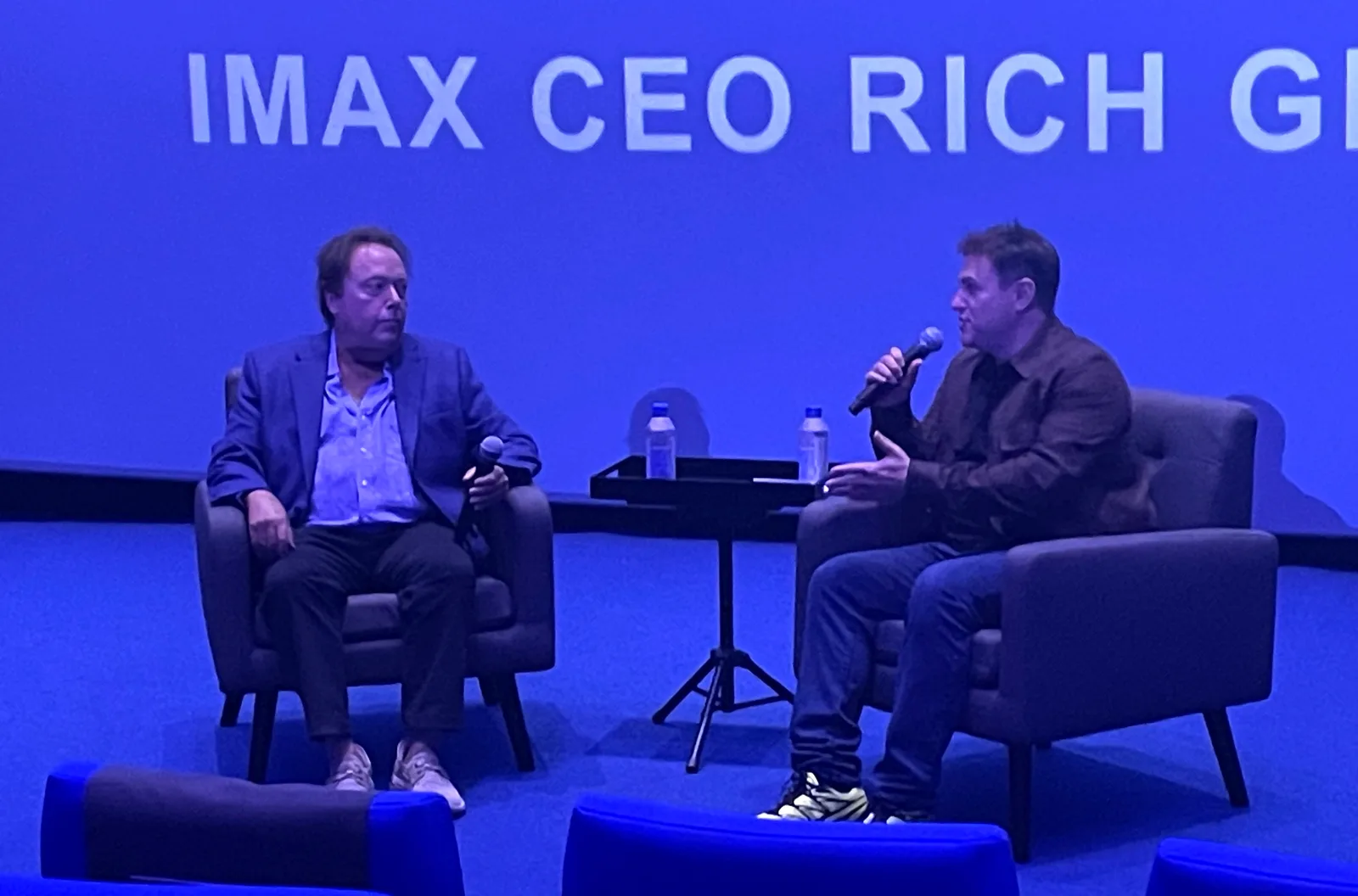 IMAX-ийн гүйцэтгэх захирал Рич Гелфонд тайзан дээр ярилцлага өгч буй нь. Зураг: Dan’s Papers