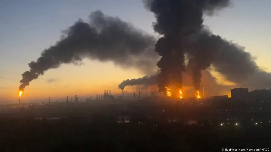 Оросын газрын тос боловсруулах үйлдвэрт гарсан галын утаа. Зураг: DW.com