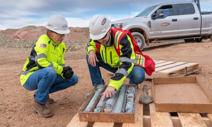 Hycroft уурхайн өрмийн дээжийг шалгаж буй геологичид. Зураг: Mining.com