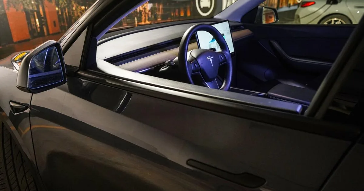 Tesla автомашины хаалга ба салон. Зураг: Toronto Star
