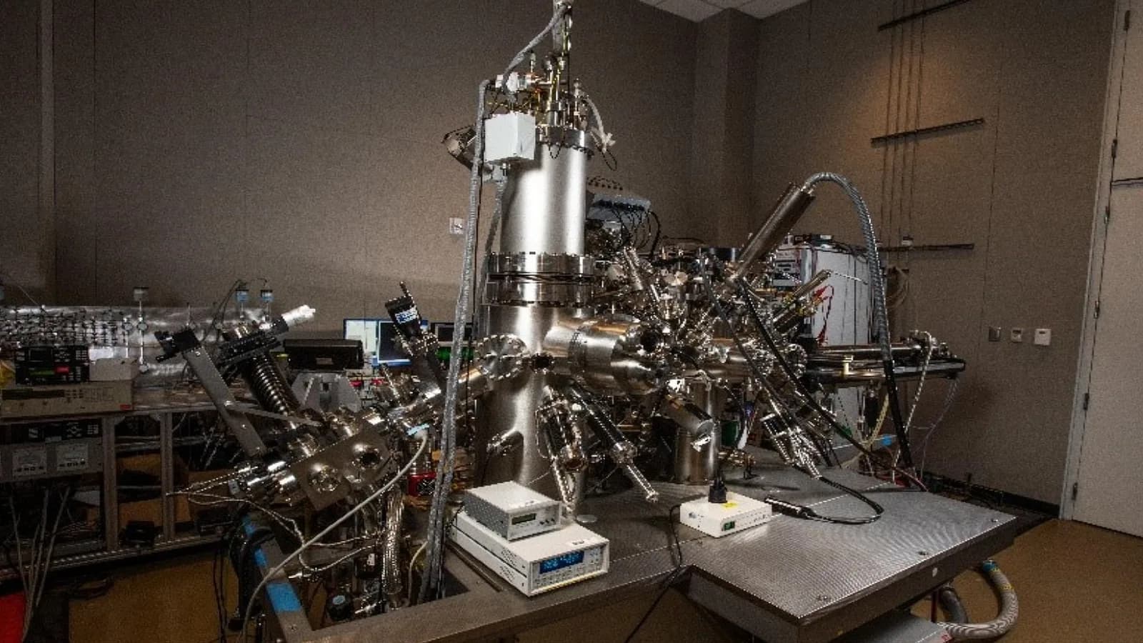 Scientists use radio waves to flip nuclear spin of single atom in quantum experiment