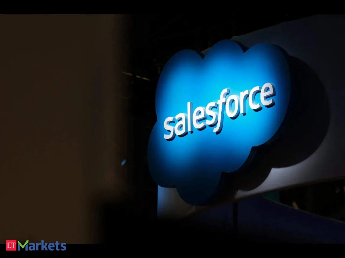 Харанхуйд гэрэлтэж буй Salesforce-ийн лого. Зураг: The Economic Times