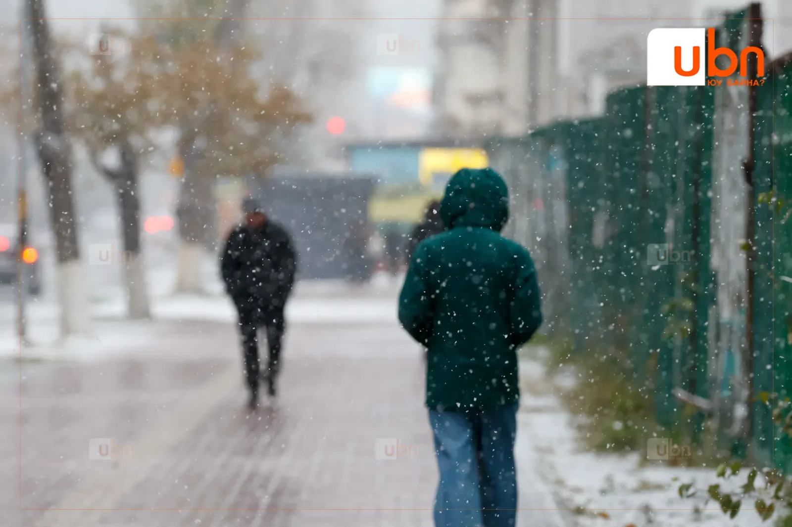 Pedestrians walking along a snowy Ulaanbaatar sidewalk, ubn.mn