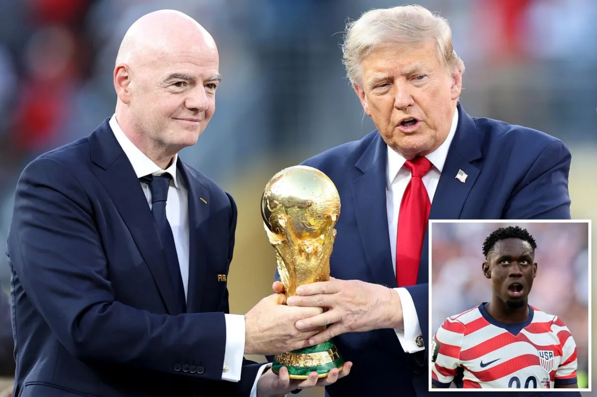 ФИФА-гийн ерөнхийлөгч Жанни Инфантино, Дональд Трамп нар Дэлхийн аваргын цомыг барьж буй нь. Зураг: New York Post