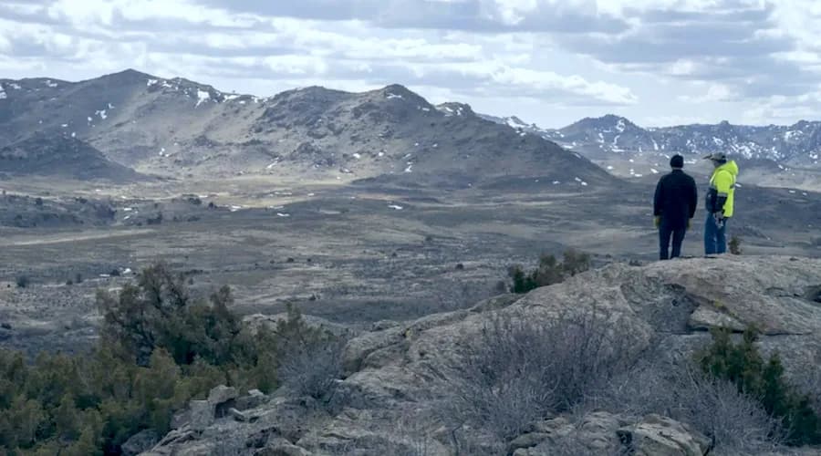 American Rare Earths компанийн хайгуулын талбайд зогсож буй ажилтнууд. Зураг: Mining.com