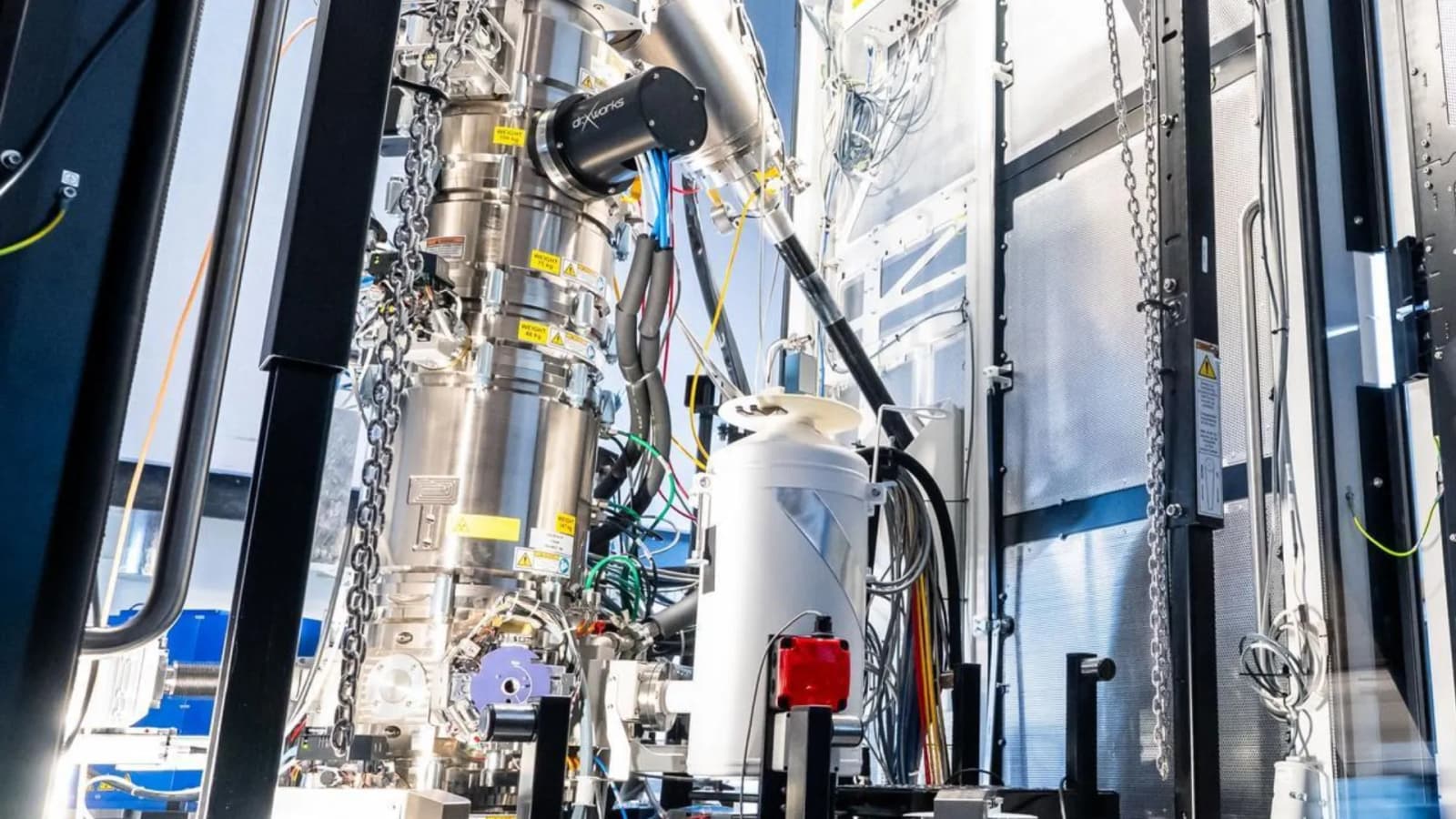 ‘Camera’ captures atomic shockwaves before quantum bit forms inside a crystal