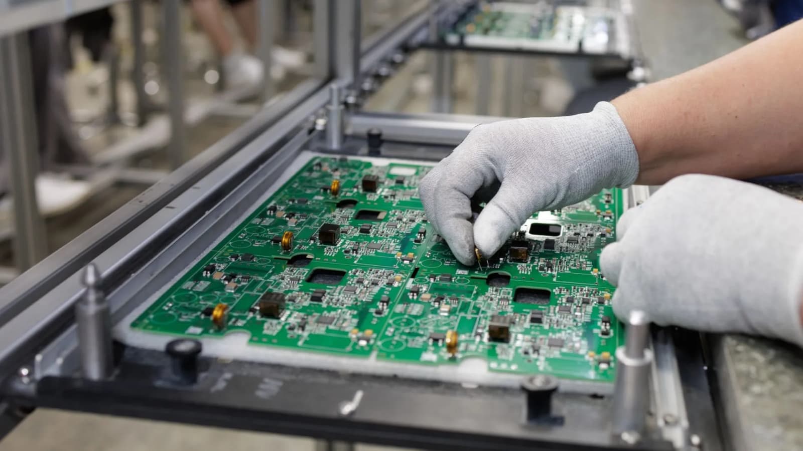 Finetuning composition of microscopic layers in electronics could boost devices’ performance