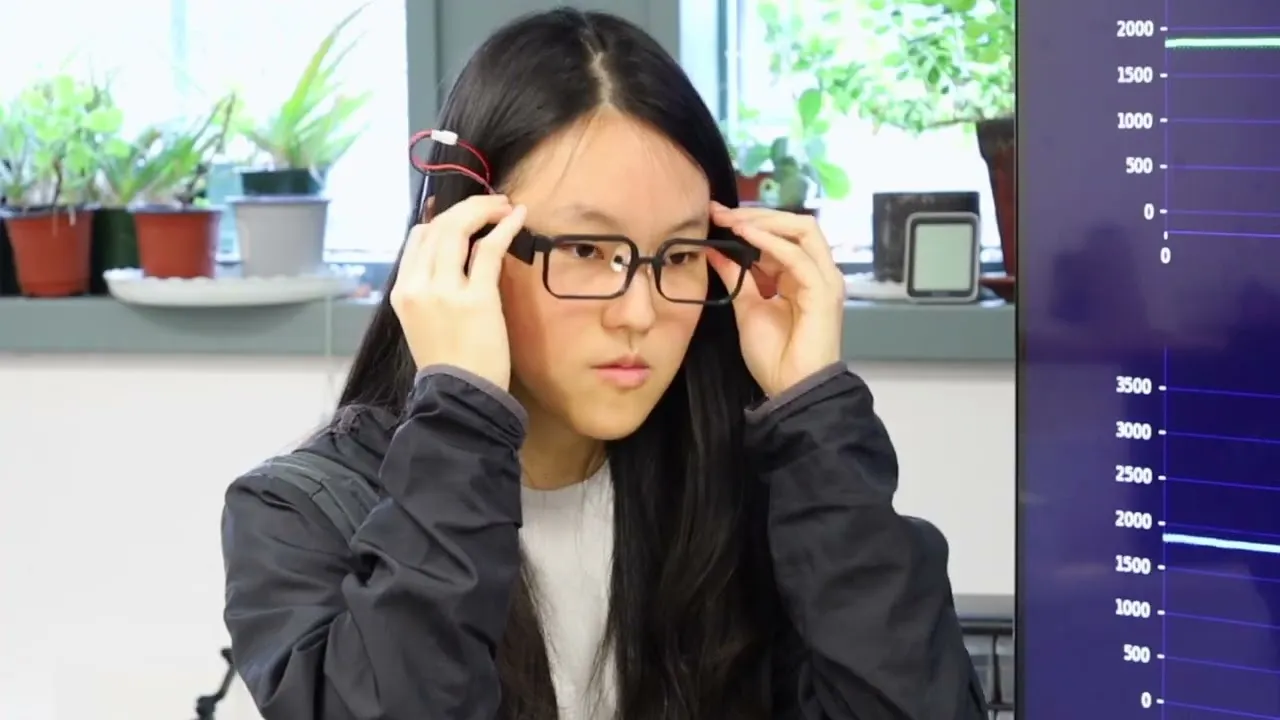 Battery-free smart glasses use blinks and jaw movement to sense pulse and chewing