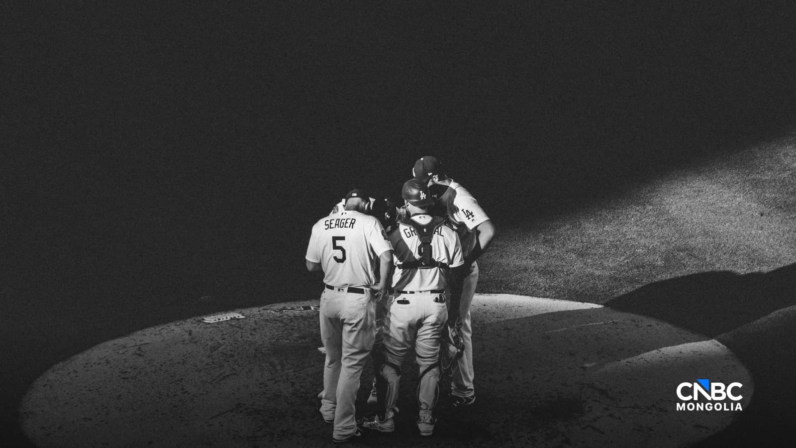 Стэн Кронкэ спортын эзэнт гүрнээ өргөтгөж Los Angeles Angels of Anaheim-ийн хяналтын багцыг авахаар тохирлоо