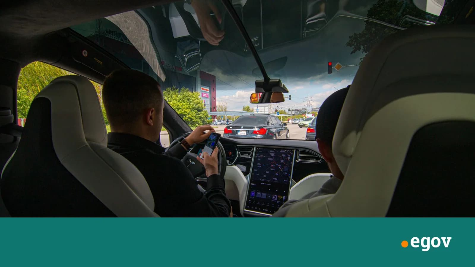 Tesla-ийн хувьцаа Cybercab-ын шинэчлэл хөрөнгө оруулагчдыг хангалттай итгүүлж чадалгүй унав