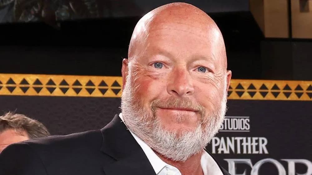 Disney-ийн өмнөх CEO Боб Чапек — Эх сурвалж: Variety (https://variety.com/2026/biz/news/bob-chapek-book-interview-iger-disney-disappointment-1236877387/)