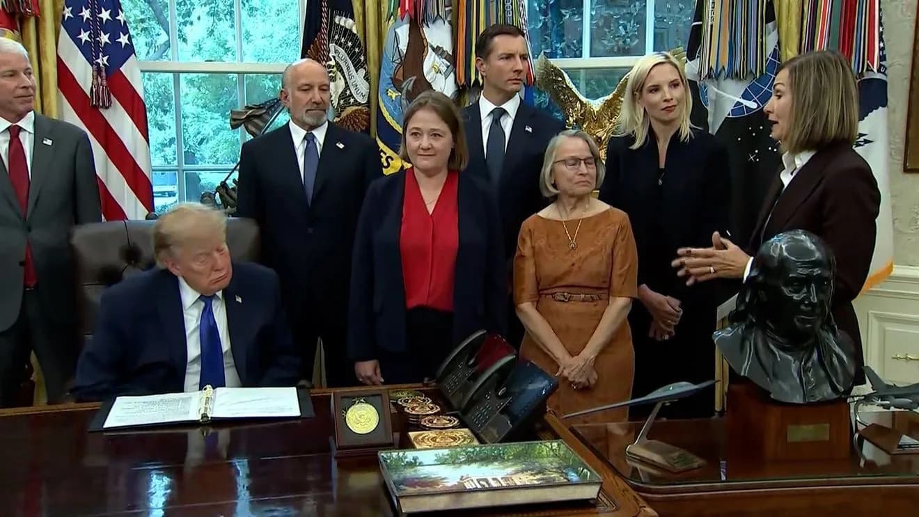 Ерөнхийлөгч Трамп Mesabi Metallics-ийн гангийн үйлдвэрийг зарлах үеэр Цагаан ордонд — Эх сурвалж: CBS2 Iowa (https://cbs2iowa.com/news/local/reynolds-trump-tout-mesabi-steel-plant-plan-for-lee-county-promising-thousands-of-jobs)