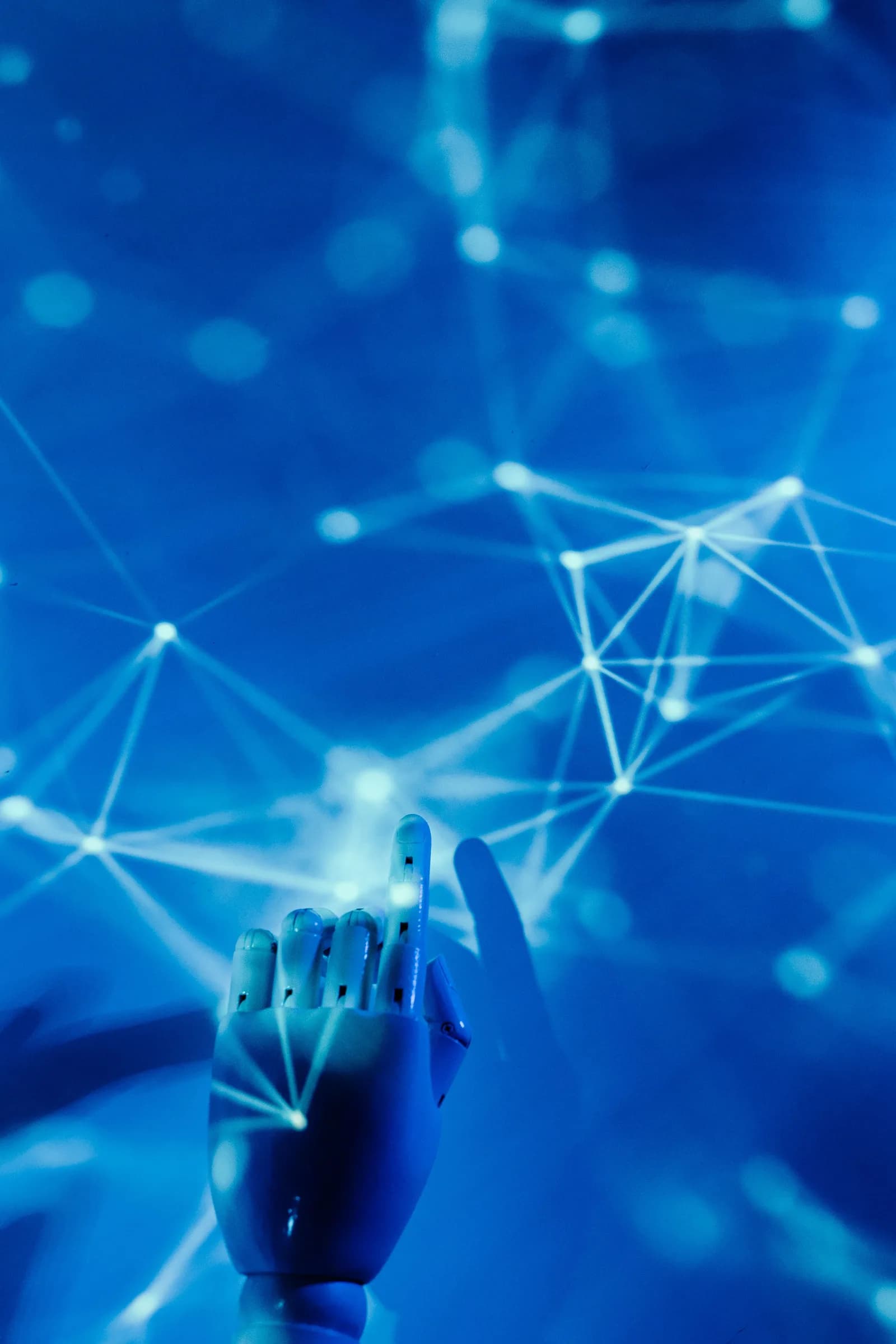 Хиймэл оюуны технологийн зураг — Эх сурвалж: Tara Winstead / Pexels (https://www.pexels.com/photo/robot-s-hand-on-a-blue-background-8386437/)