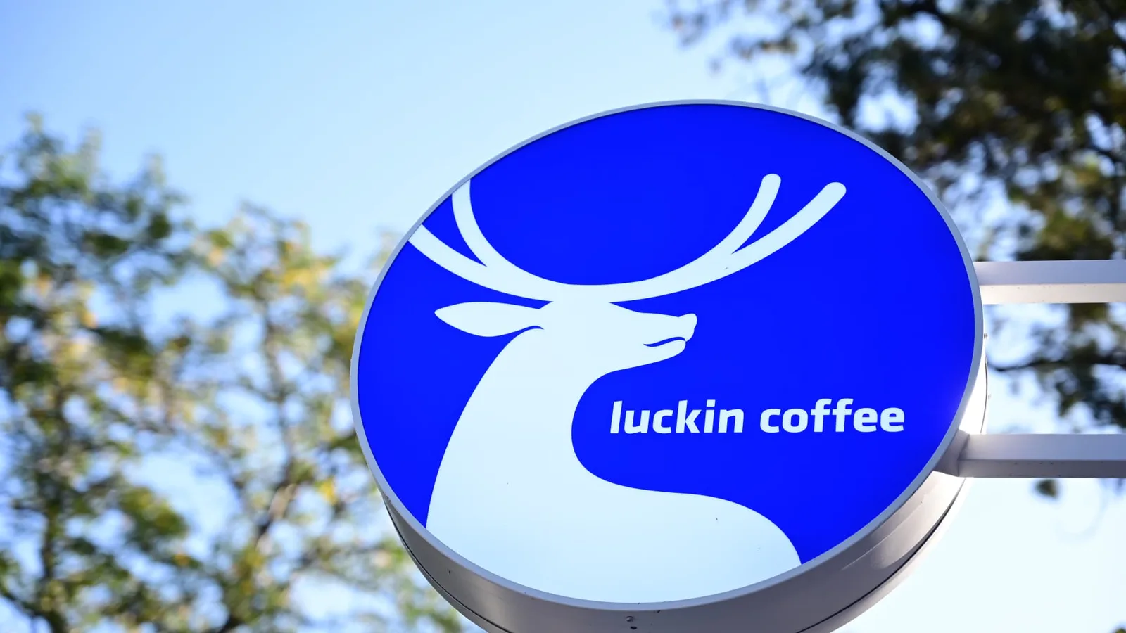 Luckin Coffee-ийн дэлгүүр — Эх сурвалж: CNBC (https://www.cnbc.com/2026/09/29/luckin-coffee-mubadala-middle-east-temasek-centurium-capital.html)