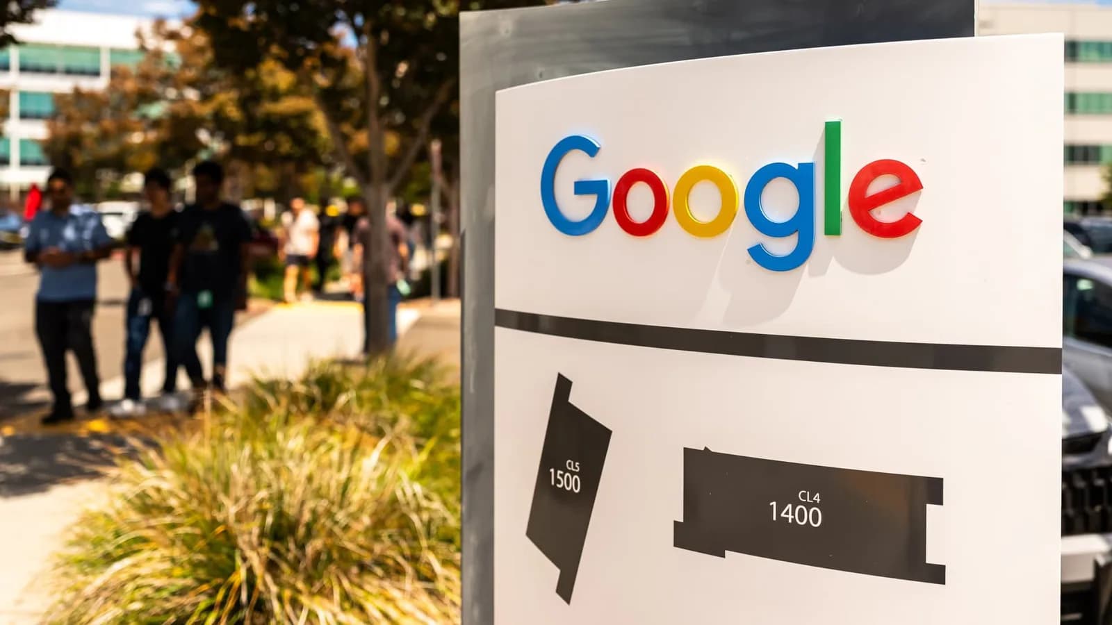 Компанийн барилгын гадна байрлах Google-ийн самбар