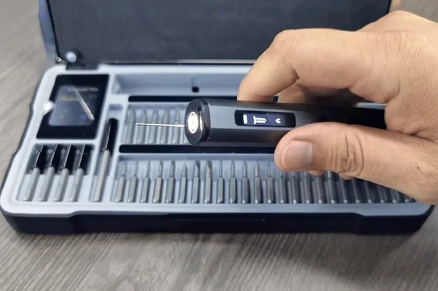 This electric screwdriver uses a camera and AI to figure out what bit you need