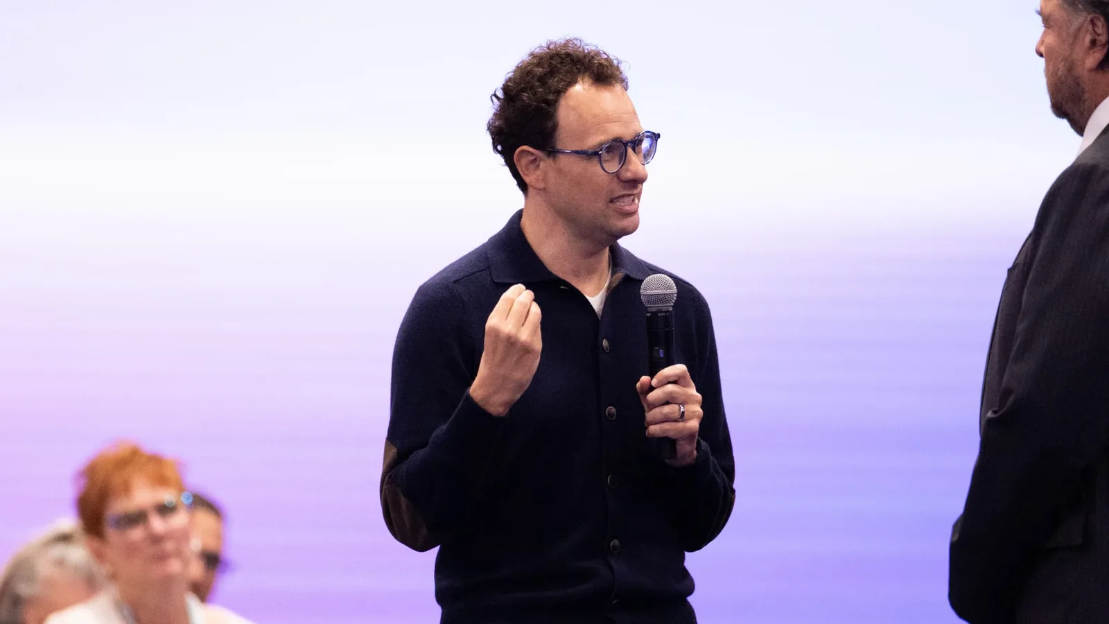 Сан-Франциско дахь Dreamforce 2026 үзэсгэлэн дээрх Anthropic-ийн лангууны дэргэдэх зочид