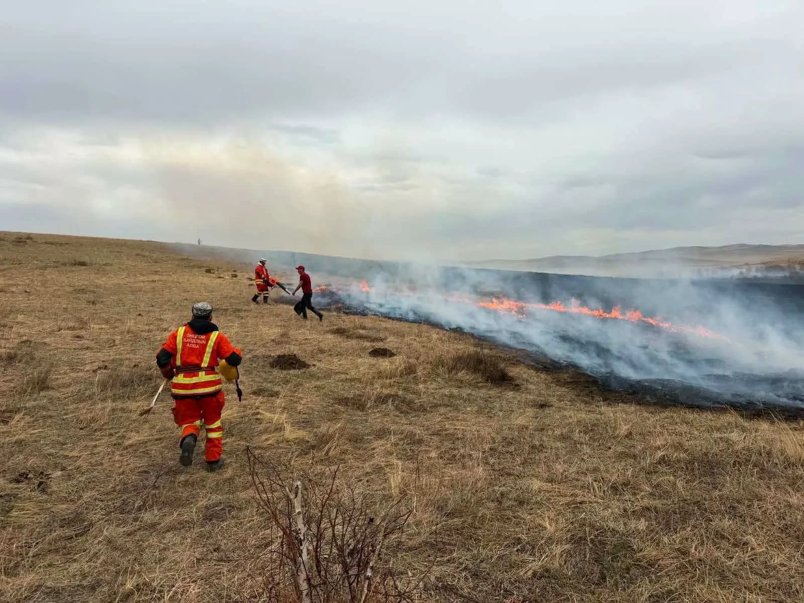 Emergency workers fighting the Numrug wildfire, xpost.mn