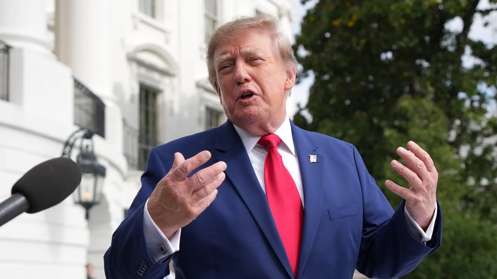 АНУ-ын Ерөнхийлөгч Дональд Трамп Цагаан ордны гадаа сэтгүүлчдэд хандаж буй нь. Зураг: CNBC