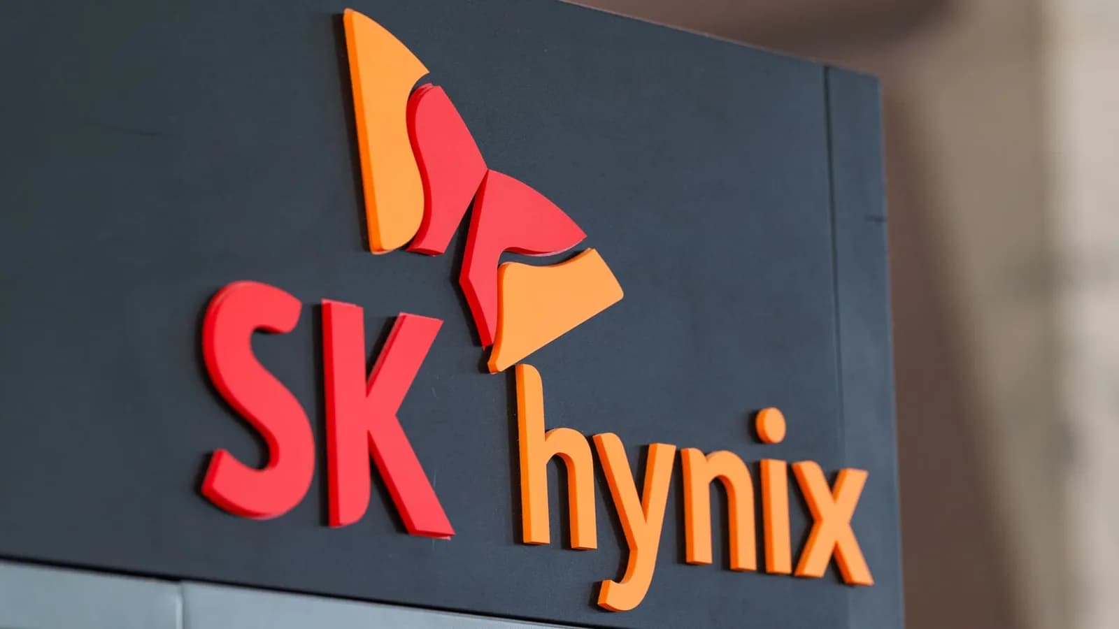 SK hynix компанийн лого бүхий самбар