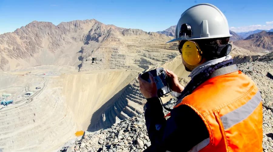 Anglo American-ийн Чили дэх Los Bronces уурхайн ирмэг дээр зогсож буй уурхайчин. Зураг: Mining.com